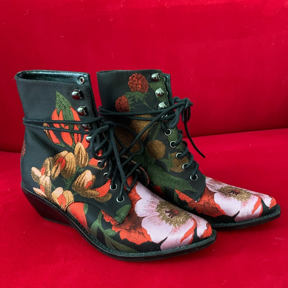 Like New! Floral Jeffrey Campbell lace up boots/ small heel.